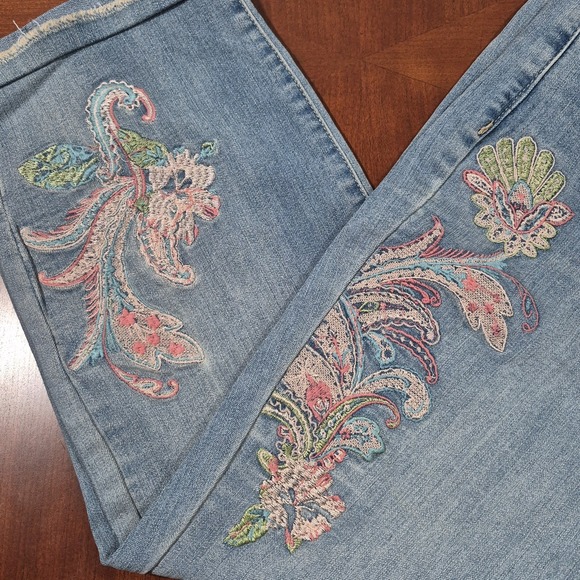 Nine West Chrystie Capri Jeans Embroidered Frayed Hem Boho Floral Womens Size 12 - Picture 3 of 10